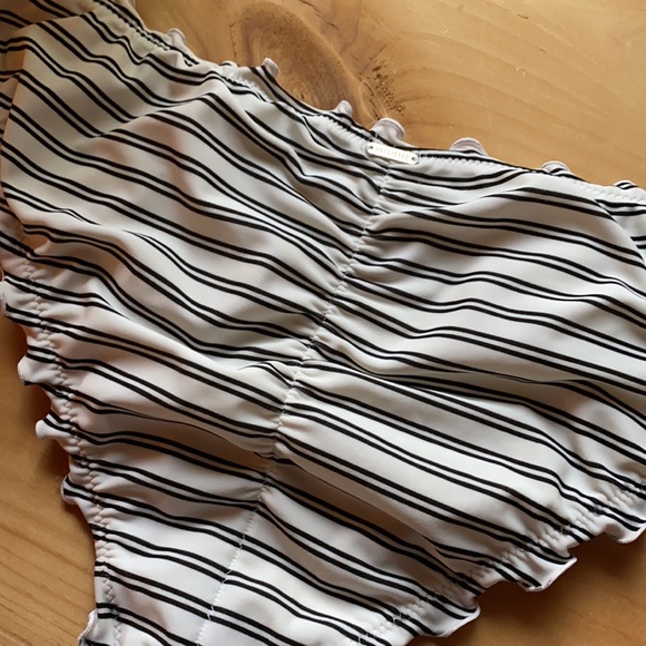 HOLLISTER✨Never Worn Bikini Bottoms✨White Stripe - Picture 5 of 7